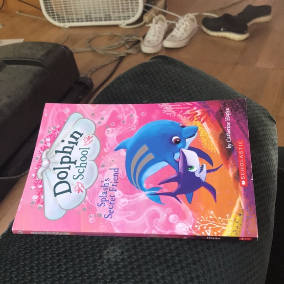 Dolphin school splash’s secret friend by Catherine Hapka - Picture 11 of 11